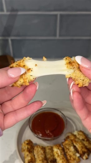 Ashley Markle on Instagram: "viral air fryer mozzarella cheese sticks recipe 🧀 Ingredients: 4 mozzarella string cheese sticks 2-3 tbs all-purpose flour 1 egg (beaten) 2-3 tbs panko breadcrumbs @weberseasonings garlic parmesan seasoning (preferred amount) marinara sauce Instructions: Cut cheese sticks in half. Combine breadcrumbs with garlic parmesan seasoning in a small bowl. Dip each half cheese stick in flour, then beaten egg, then flour again, then egg again, the finally breadcrumb mixture. 