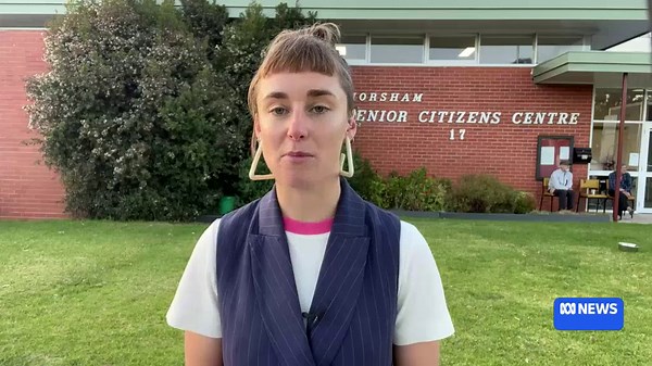 Bushfire in Victoria's west burns 65,000 hectares in a day, destroys Little Desert Nature Lodge and homes