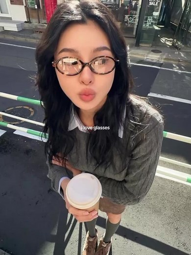 Stylish Girls with Glasses: Must-See Trends