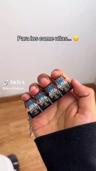 La mejor solución para los ansiosos ❤️😊 #tdha #ansiedad #llavero #asmr #calma La mejor solución para la ansiedad y el TDHA Descubre la mejor solución para la ansiedad y el TDHA con ASMR relajante. Aprende a cuidar tus uñas mientras te relajas.