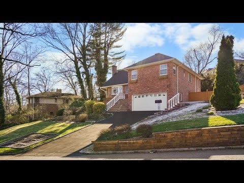 39 Oakdale Road, Roslyn Heights, NY 11577