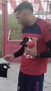 🧤 Nico Ruiz es arquero como Seba López y quería regalarle algo. No sabía que el 1 de Los Andes lo iba recibir con una sorpresa. Son estos momentos por los que vale la pena que existan los clubes como Los Andes, por donde pasan una gran parte de nuestras vida y nuestras emociones 🙌😍 Gracias Seba, y felicitaciones a Nico, que va a guardar esos guantes toda siempre 🫶 #CALAVamos 🇦🇹 | Club Los Andes - Oficial