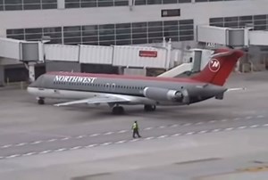 146K views · 2.4K reactions | El otro día veíamos un powerback o self push back de un ATR en Tenerife. Aunque este video tiene ya unos años, se puede ver como aviones más grandes también pueden hacerlo siempre que estén autorizados por el fabricante. En los DC-9/MD-80 era un procedimiento relativamente habitual en aeropuertos estadounidenses. Unknown | On The Wings Aviation | Facebook