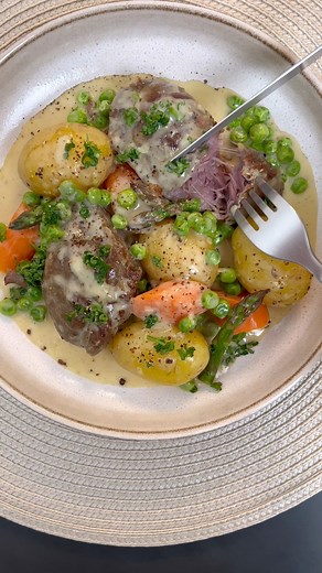 Braiserede svinekæber med hvidvin og fløde💚Smør møre og serveret i den lækreste lyse sauce med gulerødder, ærter, asparges og små kartofler🥕🫛🥔Er du med på simre retterne? 🥘🥰🔥En skøn forårs klassiker, der absolut tager sig ligeså smukt ud på sådan en solrig efterårsdag☀️🍂🍃🪵🔥Link til min opskrift finder du i kommentarfeltet 🫶🏻 | Gourministeriet