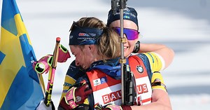 WM Lenzerheide: Hanna und Elvira Öberg teilen einen emotionalen Moment - die Ältere trägt Fahne für Weltmeisterin