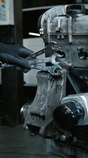 Cómo quitar tornillos atascados en espacios reducidos rápido 🔩 #howto #lifehack #bolt #howtoremove