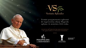Nagroda Veritatis Splendor przyznawana jest przez Województwo Małopolskie osobom fizycznym lub prawnym, które swoją działalnością przyczyniają się do budowania płaszczyzn porozumienia dla różnych społeczeństw, dla otwartości na treści różnych kultur, na dialog międzyreligijny, na zwalczanie stereotypów, uprzedzeń i wrogości, a także wyróżniają się w służbie drugiemu człowiekowi. Stanowi nie tylko upamiętnienie wybitnego Małopolanina – Jana Pawła II, którego niepodważalne zasługi w dziedzinie dia