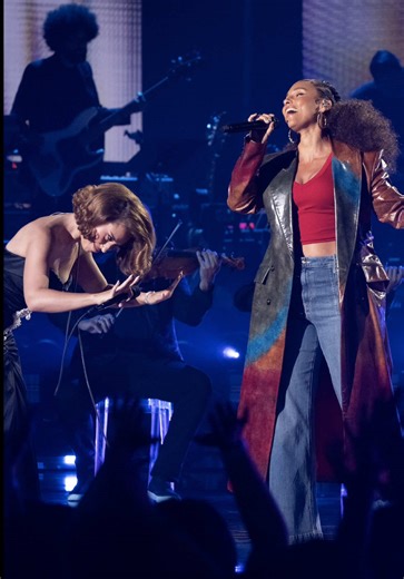@Raye sang with one of her Idols, on IDOL! We 💜 @Alicia Keys and we love this collab! Stream #americanidol on Disney & Hulu.