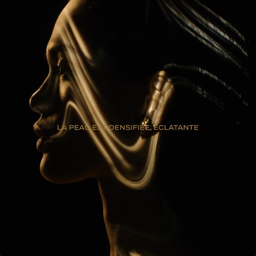 SUBLIMAGE. Le duo régénérant ultime. Le nouveau SUBLIMAGE Le Sérum est enrichi d'un complexe régénérateur de collagène. Avec SUBLIMAGE La Crème, ils forment l’ultime duo régénérant qui offre une action renforcée sur l’aspect de tous les paramètres de jeunesse de la peau*. La peau est redensifiée, lissée, éclatante de beauté.​ * Définis par la Recherche de CHANEL pour une action globale sur la peau : hydratation, confort, rides, structure, uniformité, force, éclat. Découvrir sur chanel.com/-SUBLI