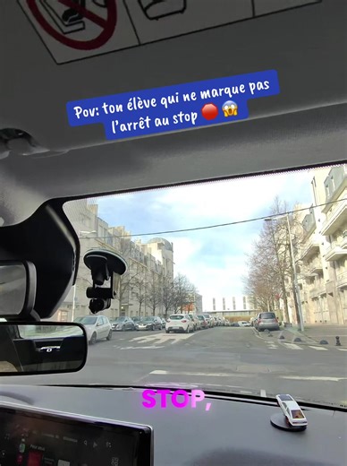 🚨 Le stop… c’est pas une suggestion 😅 🚨 Quand le panneau dit STOP et ou la ligne , ça veut dire arrêt complet. Pas “je ralentis”, pas “je regarde vite fait”, pas “y’avait personne”. 👉 Roues à l’arrêt pendant au moins 3 secondes. 🎓 À l’examen du permis Ne pas marquer un arrêt franc de 3 secondes minimum au stop = ❌ faute éliminatoire immédiate Même si la route est vide, même si tu avais vu loin. Le stop sert à vérifier le respect des règles de sécurité, pas la chance. 🚗 Pour ceux qui ont dé