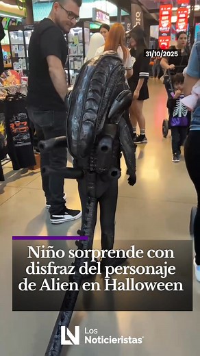 248K views · 1.8K reactions | ¡Qué miedo!  Un niño fue captado disfrazado del personaje Alien , de la película del mismo nombre en #Halloween . El disfraz causó asombro entre los asistentes de la plaza Explanada en #Culiacán. | Los Noticieristas | Facebook