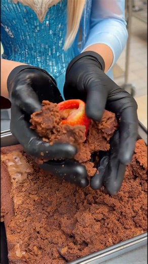 Olaf Strawberry Stuffed Brownie ❄️🍫 #shorts