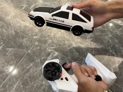 应该没有男生能拒绝一辆crystal遥控ae86吧！漂移真的太丝滑了！