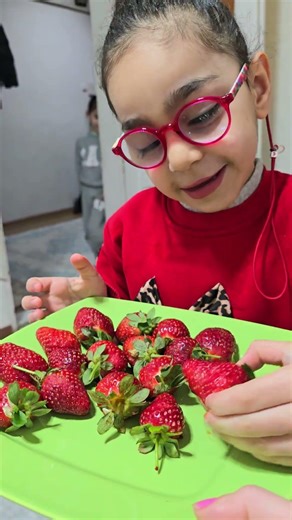 تعالوا يا حلوه 🤩 شو جبت لكم انا 🍓😋