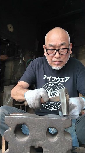 90-Year-Old Blacksmith Upholds 200+ Years of Tradition: 3 Generations in One Forge 🔨🔥