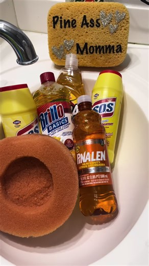 First time trying SOS powder…call me Randy Jackson cause it’s a NO for me dawg….EEEYUCK. Ion like the smell or texture of it🫠 The Lemon Brillo and Citrus Pinalen saved this for me… Yall like this sand fr?! No shade 😮‍💨 #asmr #cleantok #spongesqueezing #sospowder #fyp