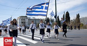 28η Οκτωβρίου: Ολοκληρώθηκε η μαθητική παρέλαση στην πλατεία Συντάγματος