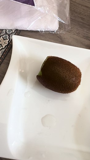 How to Prepare and Slice a Kiwi Fruit