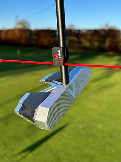This is the @redstickgolf ‘snap stick’ training aid . Red stick are currently being sold across South Korea and planning to launch in the US at the start of January 2026 and March 2026 in Europe via Amazon . This is probably my favourite snap from the range of choices that they do which I’ll be covering more this week . Using the built in magnet it snaps straight on to any steel shaft so you can use it on putters, irons and wedges to help you to align up when practicing . It’s really practical t