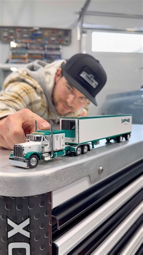 Minty fresh in this John Darragh Trucking flat top Peterbilt 379 with matching reefer ‪@FirstGearInc‬