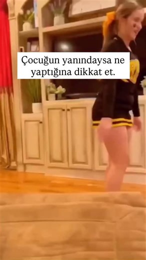 Doğukan TÜRÜT | Özel Eğitim Öğretmeni on Instagram: "Albert Bandura’ya göre çocuklar, dünyayı anlamayı gözlem yoluyla öğrenir. Yani her davranışınız, onların zihninde bir model oluşturur. Bu videodaki gibi iyi örnekler, çocuklara cesaret ve deneme isteği kazandırır. Ama unutmayın: Çocuklar yalnızca iyi örnekleri değil, olumsuz davranışları da taklit edebilir. Bir yetişkinin sabırsızlığı, öfkesi ya da korkusu bile, çocuğun davranış repertuarına model olarak eklenir. Model olmanın gücü, sözlerden 