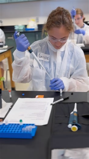 🔬🥜 Our Houston Academy students became scientists for the day at HudsonAlpha! They extracted DNA from peanuts and experienced hands-on biotechnology in action. Future innovators in the making! 💡✨ @hudsonalphawiregrass #Scientists #CollegePrep #Dothan #Alabama #Wiregrass | Houston Academy