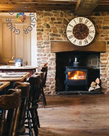 Embracing a Pembrokeshire Winter 🧣🌨️☕ Many of our visitors have fallen in love with Pembrokeshire in the Summer, which with our golden-sand beaches and host of outdoor activities, is easy to do. But many visitors are returning to experience the magic of a Pembrokeshire Winter. With quiet market towns and villages, cosy accommodation and crisp empty beaches, Winter in Pembrokeshire offers a sense of calm and escapism that’s so different to the Summer months. It also provides Good Visitors with 