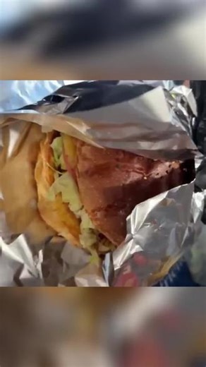 滨河街吸客.Tiger'sBurger手工美式汉堡，抖音评分4.8，老板人好。手工现做，牛肉现绞现腌。现推单人套餐，原价47，现价35，含牛堡、小吃拼盘和饮料，营养新鲜。 （【退款规则】到店核销：随时可退，过期未核销自动退）#披萨吃个爽入口 #点餐 #美式汉堡 #夏威夷披萨的热量 #靠谱商家