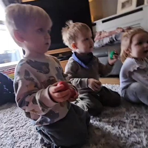 💭 “How can I introduce my baby to a second language when it’s not my mother tongue?” (And all I can say is una cerveza, por favor… 😅) Let’s go right back to basics 👇 How are you teaching your baby English right now? You’re not doing worksheets. You’re not drilling grammar. You’re not worrying about pronunciation. You’re doing this instead: 👶 singing nursery rhymes 🧸 repeating the same words every day 🗣️ chatting during play 🎶 using songs, actions and routines That’s exactly how babies lea