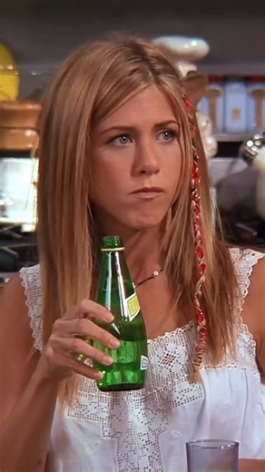 eyesneverliechico on Instagram: "Me trying to hide my relationship 😂 Matthew Perry, Jennifer Aniston, Courtney Cox and Lisa Kudrow in Friends 🍿"