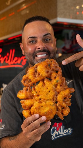 Un clásico boricua con un nuevo poder. Los bacalaitos de Grillers al estilo Beer Batter para @olgatanonofficial Con nuestra cerveza Diáspora, transformamos la tradición en un bocado gigante, crujiente e inolvidable. 🇵🇷 👉 Descubre la receta completa en elchefjoseantonio.com y en mi canal de YouTube Chef José Antonio. #Bacalaitos #PuertoRicanFood #ComidaCriolla #FoodieBoricua #ChefJoseAntonio #GrillersPR #CervezaDiaspora #SabeaPuertoRico #RecetasBoricuas #SaborBoricua | Grillers Puerto Rico