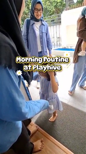 Play Hive | Daycare and Preschool | Daycare Bintaro Serpong on Instagram: "Pagi di Playhive dimulai dari cek suhu, sarapan, berjemur dan senam pagi, lalu circle time. Simple, tapi penting buat kesiapan anak seharian 👌 📍PlayHive Kasuari, Bintaro 📍PlayHive Puri Bintaro, Sektor 9 📍PlayHive Batan Indah, Serpong 📲 085711795395 (WA) atau klik link di bio #playhivedaycare #DaycareBintaro #daycareserpong"