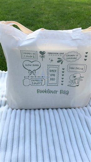 🤎 Du suchst einen Eyecatcher für deine nächste Book-Shopping-Tour? Dann haben wir genau das Richtige für dich! Unsere Jutetasche „Wo Bookgirl auf Countrygirl trifft“ ist perfekt für alle, die Bücher lieben und das Landleben im Herzen tragen. 🌾📖 Ob Buchhandlung, Bibliothek oder Coffee-Date mit deinem aktuellen Lieblingsbuch – diese Tasche begleitet dich überall hin. ✨ Perfekt für 📚 Leseratten 🌾 Countrygirls 🎁 Geschenk für Buchliebhaber 🛍️ In unserem Etsy-Shop erhältlich! #booklover #bookto