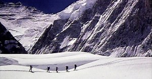 Journalist Jon Krakauer sat down with 60 Minutes in 1996, three weeks after surviving the disastrous climb depicted in the new movie "Everest"