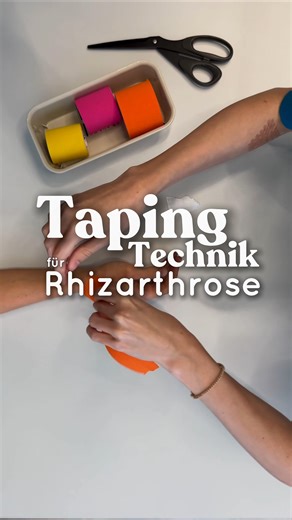 Ergotherapie Praxis Wicke on Instagram: "Dieses einfache Tape kann helfen, das Daumen­gelenk gezielt zu entlasten, z. B. bei Rhizarthrose! Es kann dabei unterstützen… 🔸 den Daumen zu stabilisieren 🔸 Bewegungen schmerzfreier zu machen 🔸 wieder besser zu greifen und zu halten 💡 Besonders hilfreich bei: 🔹 Rhizarthrose (= Arthrose im Daumensattelgelenk) 🔹 Ständigen Schmerzen im Daumen 🔹 Instabilität oder Überlastung 🔹 Schmerzen beim Schreiben, Halten, Öffnen etc. 🎥 Video von @ergotherapie.w
