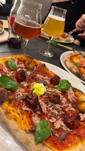 La PIZZA è molto più di un semplice alimento: è un SENTIMENTO , un'esperienza e un simbolo di unione, famiglia ,tradizione e passione. La PIZZA non si discute , si AMA 🍕❤️❤️