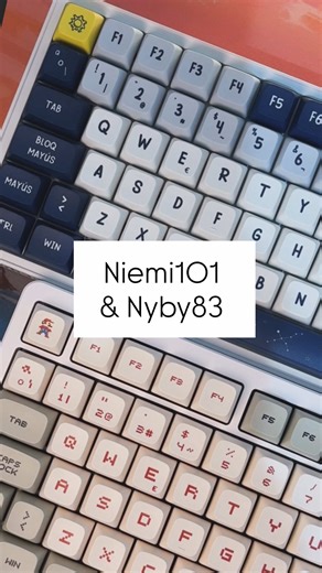 En Rem83 tenemos 2 modelos de teclado base para combinar con tooodos nuestros sets de teclas, tenemos a : 💜Niemi101 : compacto 98% con 101 teclas, con bloque numérico. ❤️Nyby83 : compacto 75% con 83 teclas , ruleta , sin bloque numérico. Ambos funcionan con cable USB y son modelos hotswap, es decir, que podéis cambiar los switch fácilmente cuando os apetezca, ambos tienen software de personalización, iluminación RGB y son enviados con una enorme carga de energía positiva y buenas vibraciones 🤩