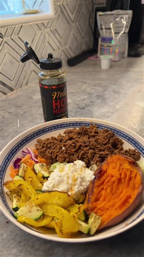 Ground beef: -onion powder -garlic powder -paprika -taco seasoning -diced up red onion -squeeze some lemon Sweet potato: -cut in half & spray down with olive oil oil Cook at 400 degrees for 30-35 minutes #healthyrecipes #groundbeef #sweetpotato #fyp #healthy