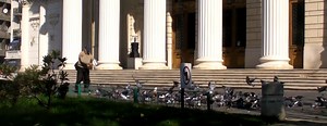 Un batranel simpatic din Bucuresti pare rupt din filmul "Singur acasa"! Vezi ce-a facut!