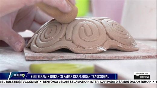 Bukan hanya mahu memberikan pengalaman kepada orang ramai untuk mencuba sendiri pembuatan seni seramik, bengkel seni dan demonstrasi pembuatan seramik yang diadakan di Kuala Lumpur adalah antara usaha mengangkat seni itu. Ia juga bagi mendedahkan keistimewaan seni tanah liat dengan lebih mendalam. Segmen Seni dan Hiburan ada perinciannya. #BeritaAnda #BuletinTV9 #JanjiHappy | Buletin TV9