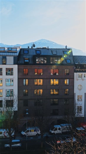 🚨 ACHTUNG – nur noch wenige Einheiten verfügbar! 🚨 Wer zentral wohnen und trotzdem nicht auf Ruhe & Qualität verzichten möchte, sollte jetzt schnell sein. Im Wohnhaus am Innrain in Innsbruck sind aktuell nur noch zwei Wohnungen verfügbar. ✨ Ihre Vorteile auf einen Blick: • Helle Wohnungen in allen Stockwerken • Durchdachte Grundrisse mit hoher Wohnqualität • Außenflächen zum Durchatmen mitten in der Stadt • Top-Lage mit bester Infrastruktur & Anbindung 📞 Jetzt informieren 🏢 Weinberg Immobili