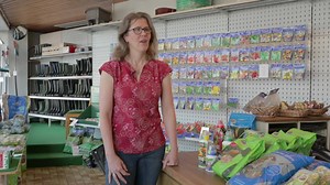 Eine von acht GewinnerInnen der eBay Händler-Awards ist Julia Weinrebe aus Schleswig-Holstein, die in der vierten Generation das Familienunternehmen führt. 2009 stieg sie in den Online-Handel ein und etablierte den eBay Shop Grünes Warenhaus Hansen-Weinrebe. Herzlichen Glückwunsch, Julia! | eBay.de