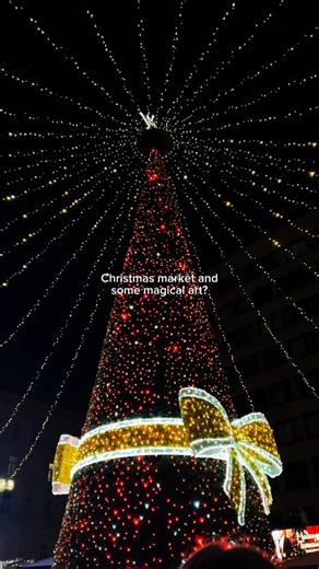 After enjoying the Christmas market, why not step into a world of art? ✨ Our immersive Frida Kahlo exhibition is the perfect way to continue the magic. Intense, personal, and symbolic. P.S. We also have 2 more immersive exhibitions available, all extended until April 2026: 🎨 Vincent van Gogh – Starry nights, bold colors, countless landscapes. 🎨 Gustav Klimt – Golden, decorative, and deeply emotional masterpieces. Step into their worlds through 360° immersive screens and experience art in a com