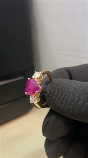 Stunning 2.90 Carats Round Brilliant Cut F/VS1 Diamonds Ruby Three-Stone Cocktail Ring In 18K Gold