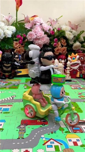 Opa dan shaun the sheep tabuh beduk keliling naik sepeda Labubu