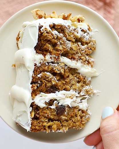 Full recipe --> https://www.eatingbirdfood.com/oatmeal-carrot-cake/ This healthy oatmeal carrot cake is studded with carrots and raisins, naturally sweetened with maple syrup and topped with a delicious cream cheese frosting. It’s gluten-free and super easy to whip up in your blender. | Eating Bird Food