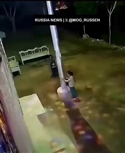 A person noticed a girl who appeared calm while holding onto a lamppost. Moments later, they realized her hand was tightly clenched and gripping the pole — she was being shocked by an electric current and couldn’t let go.
