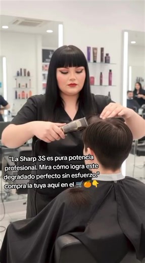 🤩Aquí tienes las principales ventajas de la cortadora Sharp 3S: Autonomía prolongada: Ofrece hasta 120 minutos de uso continuo con una sola carga. Carga rápida y versátil: Cuenta con un puerto de carga Tipo-C, lo que facilita su conexión en cualquier lugar, y alcanza su carga completa en solo 2 horas. Diseño Profesional: Está catalogada como una cortadora de cabello profesional, diseñada para un rendimiento superior en estética o barbería. Ajuste de precisión: Incluye un cabezal con múltiples n