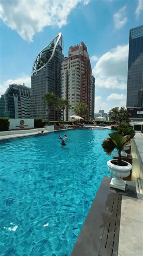 Creative Travel Couple 🇪🇸🇮🇹 Thailand experts | Across Asia on Instagram: "Hey travelers! ✨We are @vanessameraki and @antonioxederax, and today we’re staying right in the heart of Bangkok at @theberkeleybkk in Pratunam; a central hotel with an amazing relaxing pool, incredible food, and one of the most complete buffets in the area, including a fantastic seafood selection 🦞 They’ve also just opened a new lobby-level terrace with live music at night, the perfect spot to unwind after a day in t