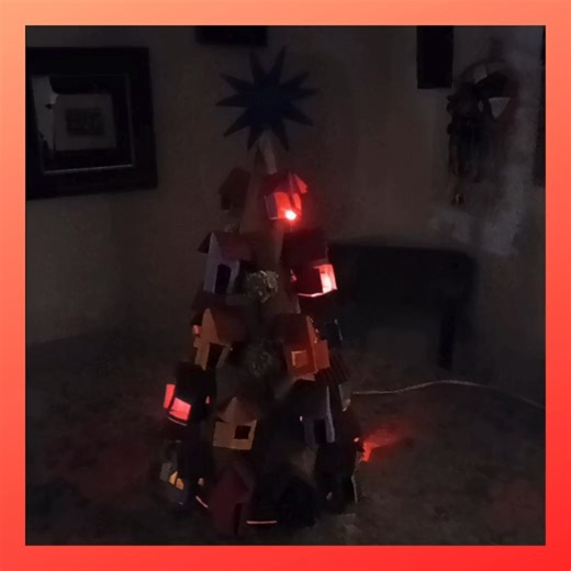 Yolanda Calafange on Instagram: "🌲A árvore de Natal da nossa famosa linha “Favelinhas”, toda iluminada, está top! 100% artesanal, feita com amor e material reciclado − cada detalhe ganha vida e transforma o Natal em uma festa de cores e consciência. 💥Essa peça é única e exclusiva: outra igual, só no ano que vem! Gostou? Então corre, antes que outra pessoa compre. 💫Neste Natal, enfeite sua casa com propósito. 💚Valorize o feito à mão. ♻ Escolha o que respeita o meio ambiente. *Árvore de Natal 